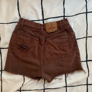 Maroon distressed Levi’s shorts